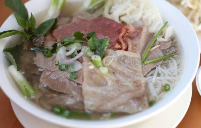 10. Pho House-Special Noodle Soup (Phở Đặc Biệt) (特别牛肉汤粉)